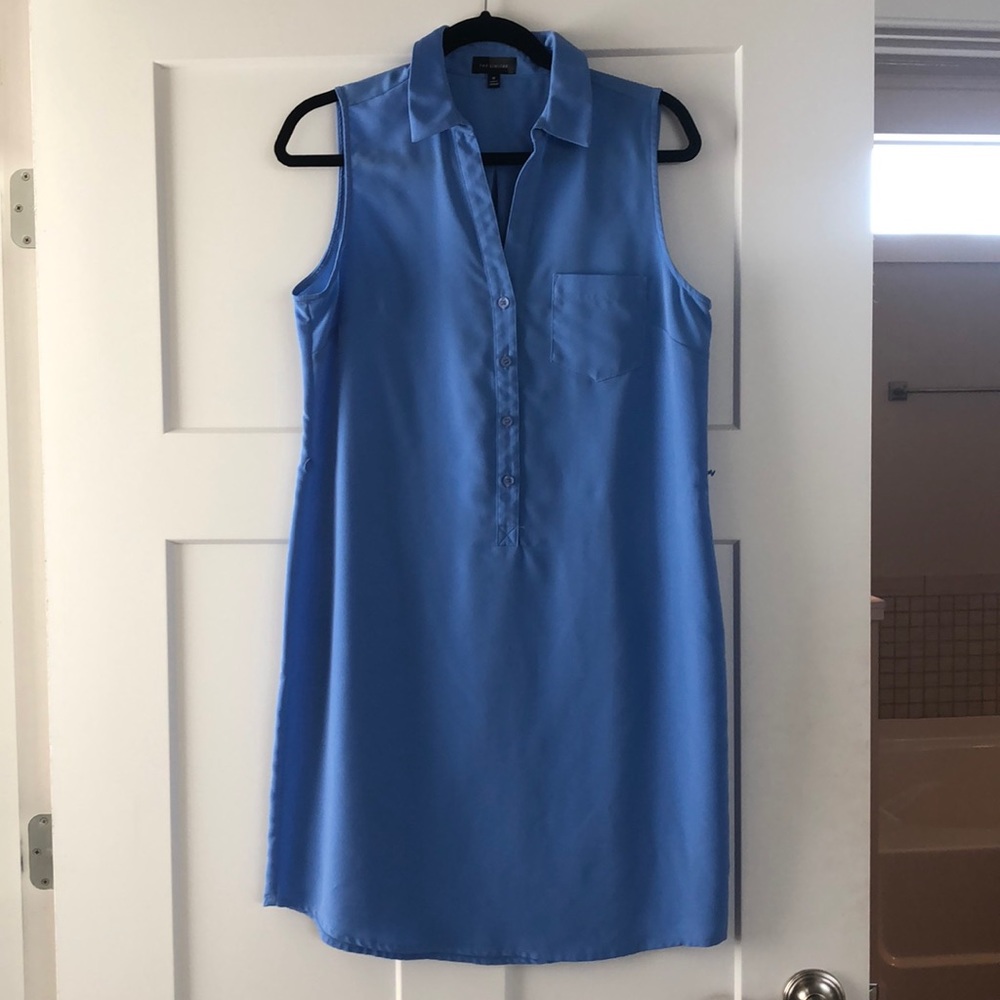 Sleeveless blue collared dress